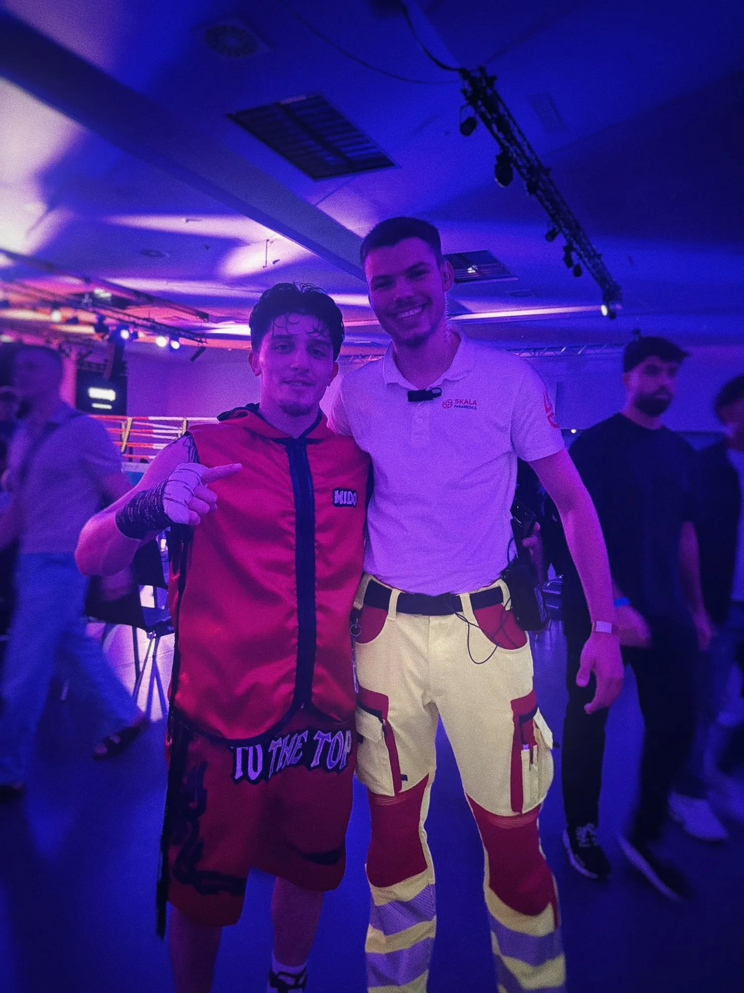 Sanitäter von SKALA Paramedics mit einem Sportler bei einer Kampfsport-Gala