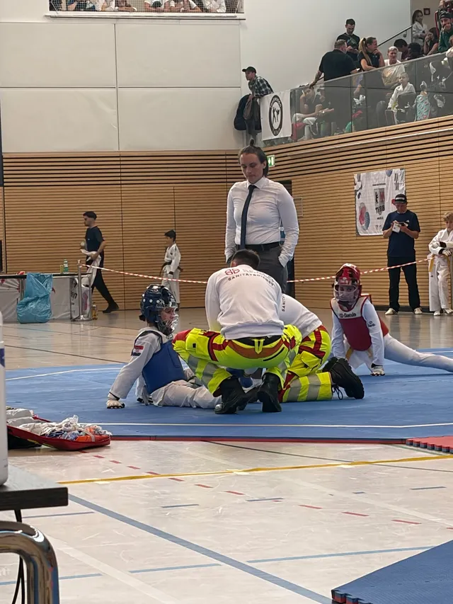 Sanitäter von SKALA Paramedics versorgen einen jungen Sportler während des Wettkampfs
