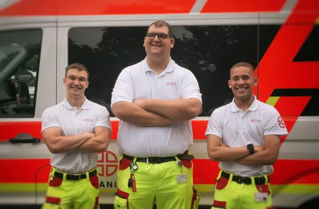 Die drei Gründer von SKALA Paramedics vor dem Krankentransportwagen