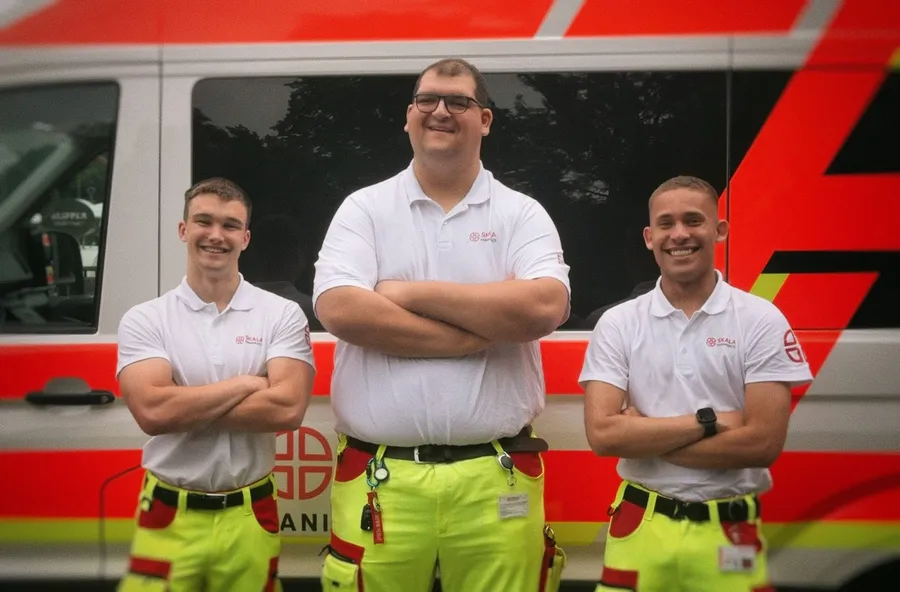 Die Gründer Leon Marré, Ivan Dimitrov und Anthony M. Jurisch vor einem Krankentransportwagen