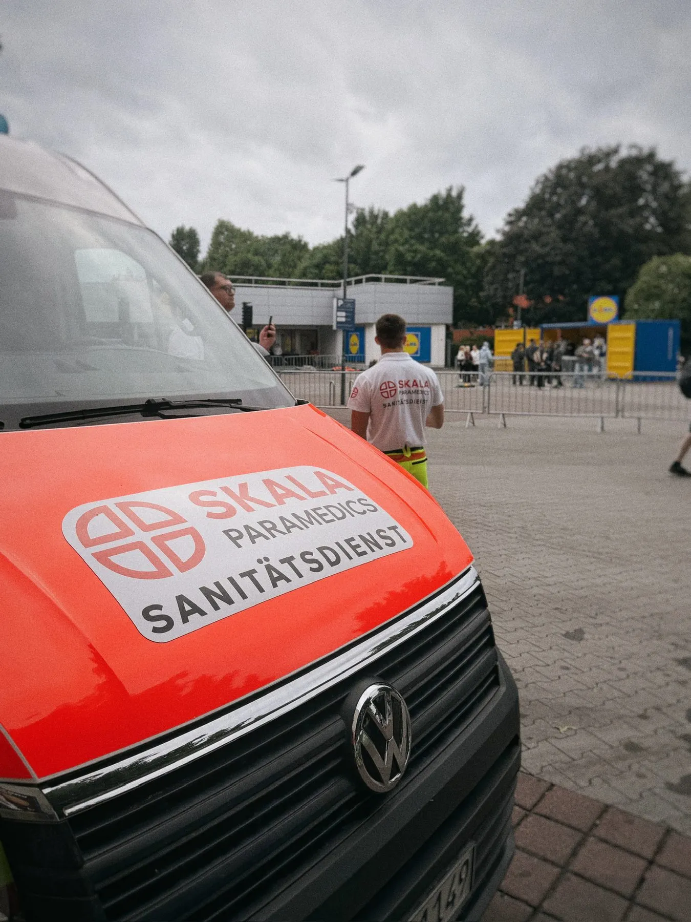 Front eines SKALA-Krankentransportwagens auf einem Event-Gelände