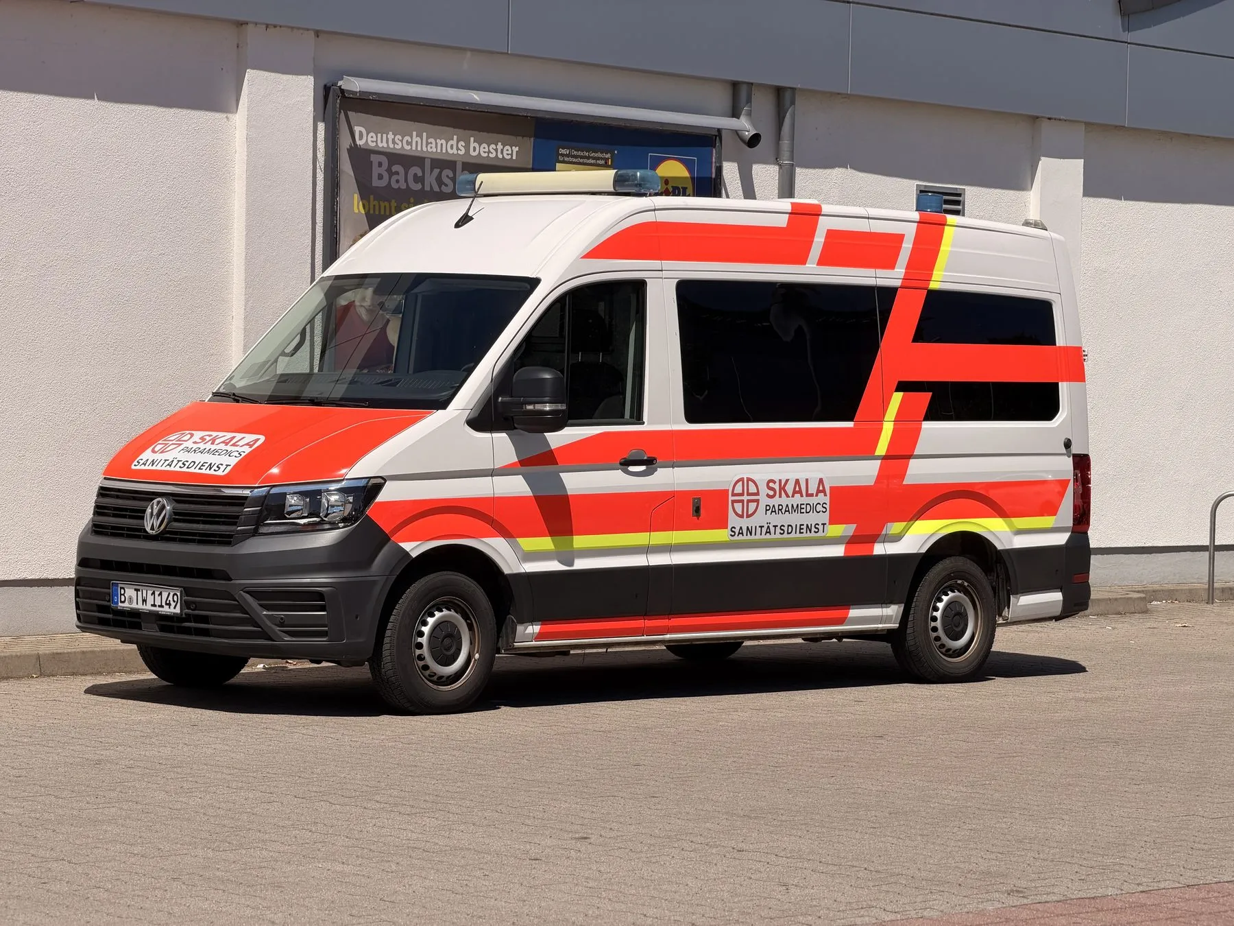 Krankentransportwagen von SKALA Paramedics in Seitenansicht