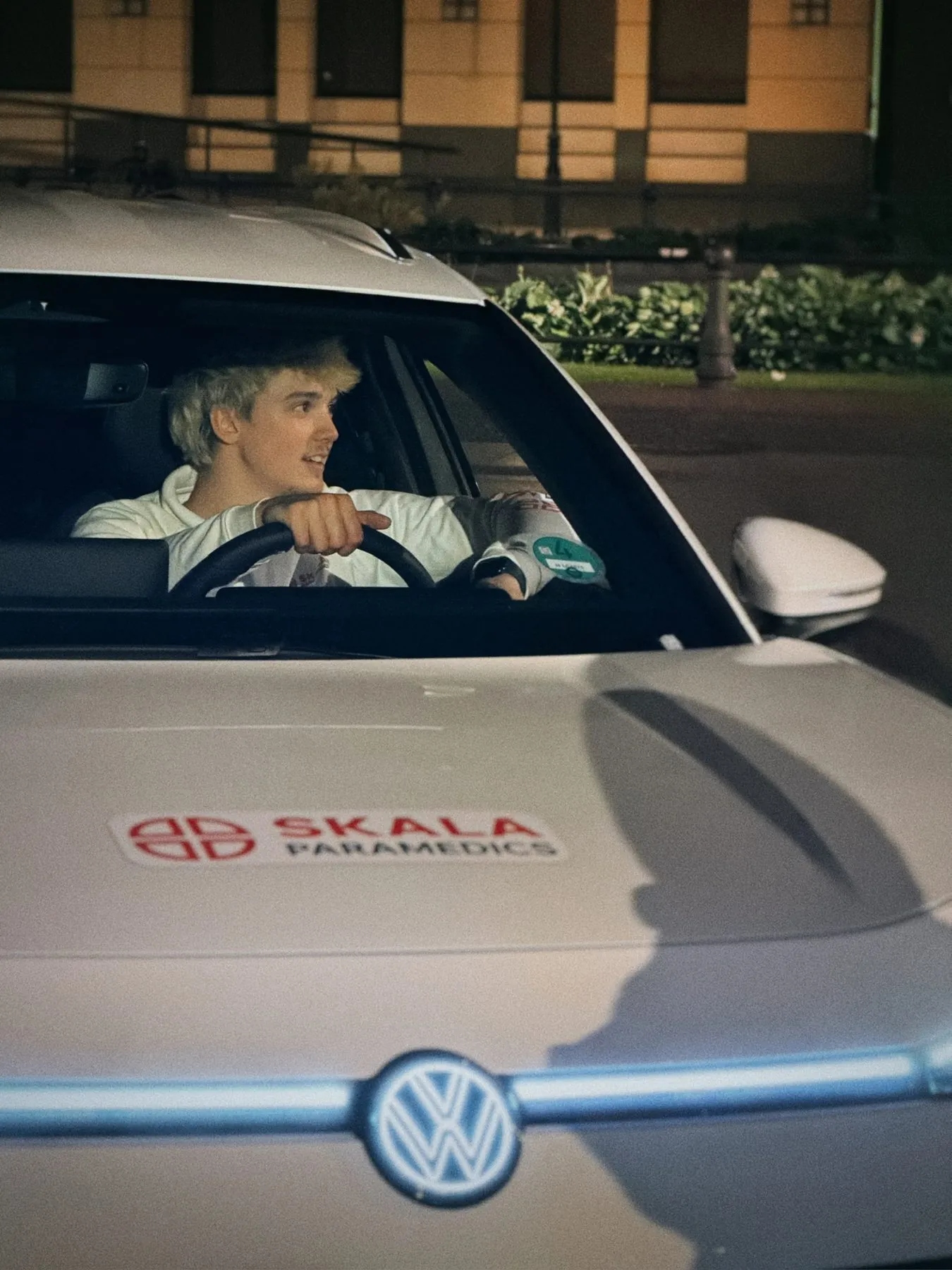 Sanitäter am Steuer, im Vordergrund die Motorhaube mit SKALA-Logo